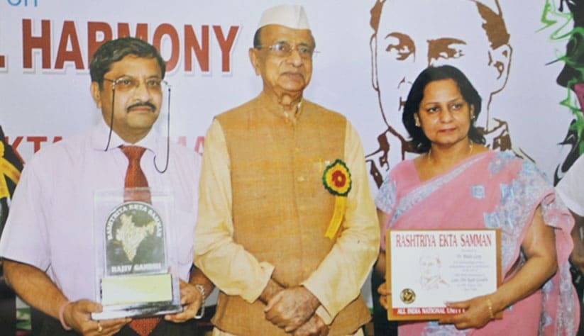 Dr. Bindu Garg (Right) and Dr. Himanshu Garg (left) posing with awards 